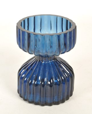 Lot 118 - 20TH CENTURY CLARICE CLIFF SERVING PLATE AND WEDGWOOD GLASS VASE