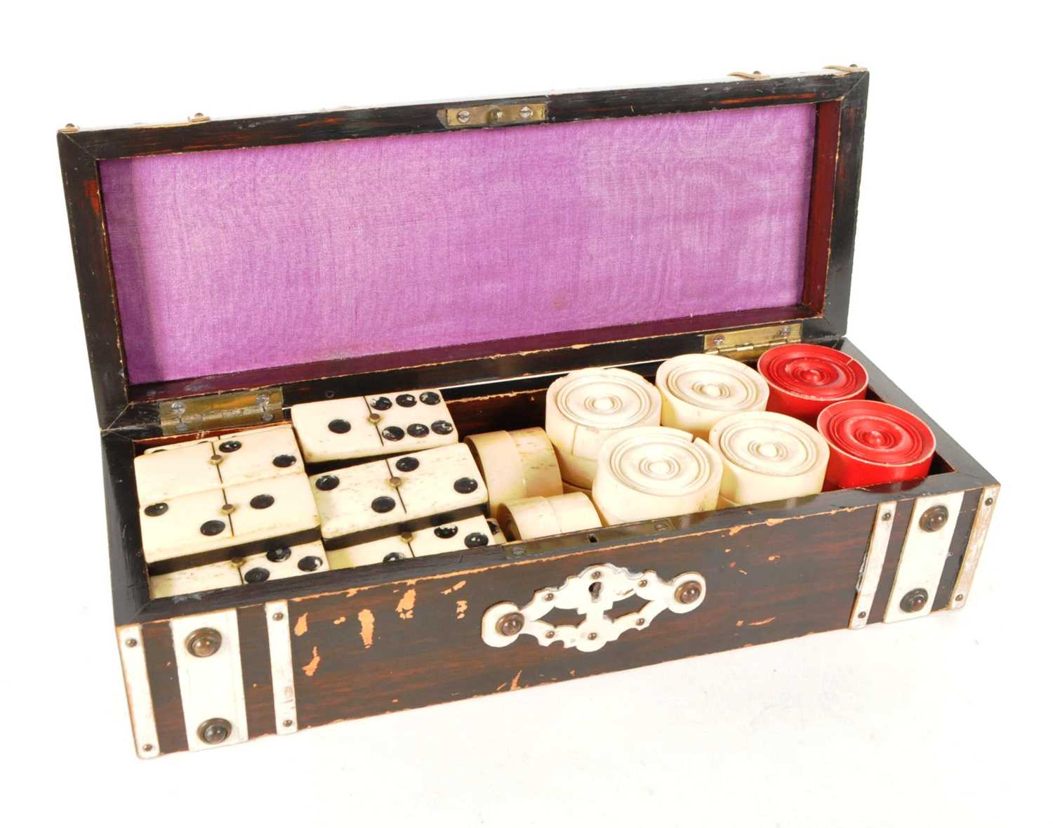 Lot 368 - EARLY 20TH CENTURY BONE DRAUGHTS AND DOMINOES