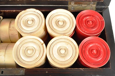 Lot 368 - EARLY 20TH CENTURY BONE DRAUGHTS AND DOMINOES