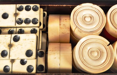 Lot 368 - EARLY 20TH CENTURY BONE DRAUGHTS AND DOMINOES