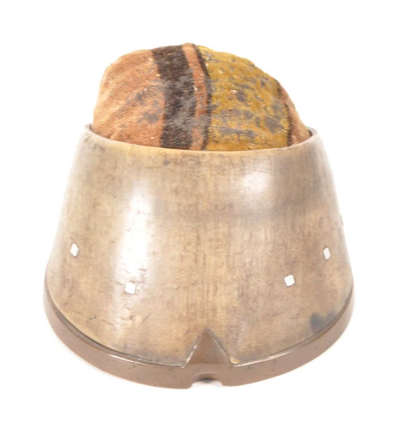 Lot 366 - NATURAL HISTORY - 20TH CENTURY VINTAGE TAXIDERMY HOOF PIN CUSHION