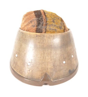 Lot 366 - NATURAL HISTORY - 20TH CENTURY VINTAGE TAXIDERMY HOOF PIN CUSHION