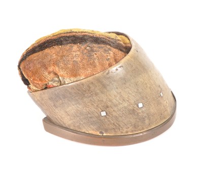 Lot 366 - NATURAL HISTORY - 20TH CENTURY VINTAGE TAXIDERMY HOOF PIN CUSHION