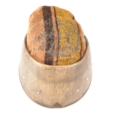 Lot 366 - NATURAL HISTORY - 20TH CENTURY VINTAGE TAXIDERMY HOOF PIN CUSHION