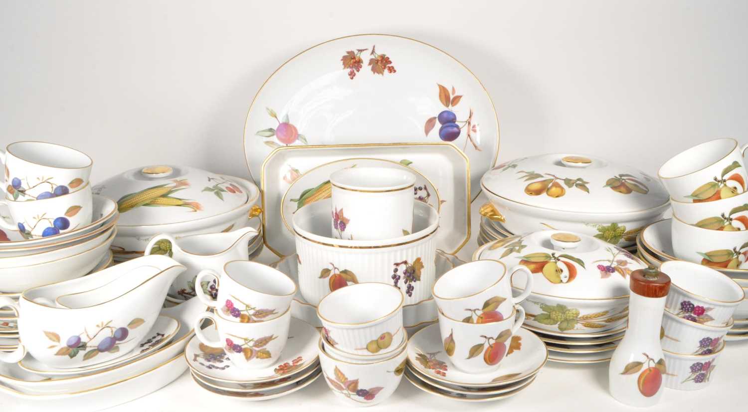 Lot 124 - ROYAL WORCESTER - EVESHAM PATTERN - LARGE DINNER TEA SERVICE
