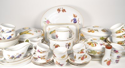 Lot 124 - ROYAL WORCESTER - EVESHAM PATTERN - LARGE DINNER TEA SERVICE
