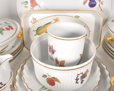 Lot 124 - ROYAL WORCESTER - EVESHAM PATTERN - LARGE DINNER TEA SERVICE