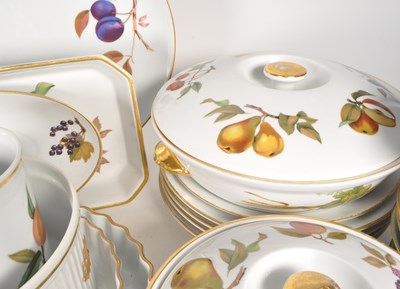 Lot 124 - ROYAL WORCESTER - EVESHAM PATTERN - LARGE DINNER TEA SERVICE
