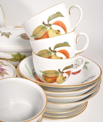 Lot 124 - ROYAL WORCESTER - EVESHAM PATTERN - LARGE DINNER TEA SERVICE