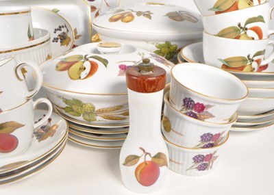 Lot 124 - ROYAL WORCESTER - EVESHAM PATTERN - LARGE DINNER TEA SERVICE