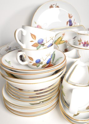 Lot 124 - ROYAL WORCESTER - EVESHAM PATTERN - LARGE DINNER TEA SERVICE