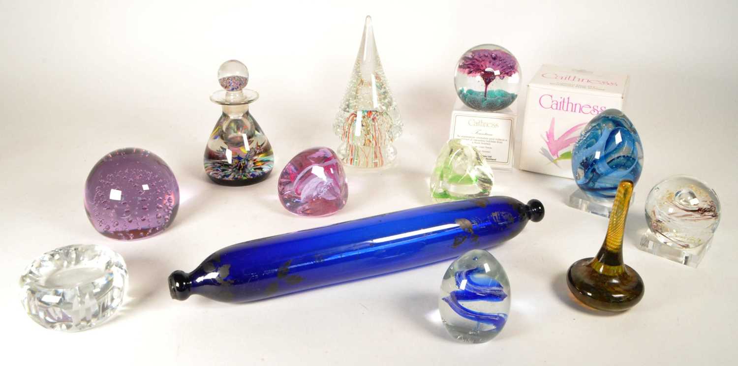 Lot 136 - COLLECTION OF LATE 20TH CENTURY STUDIO GLASS PAPERWEIGHTS