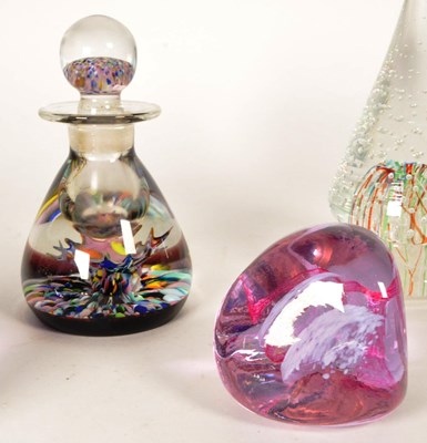 Lot 136 - COLLECTION OF LATE 20TH CENTURY STUDIO GLASS PAPERWEIGHTS