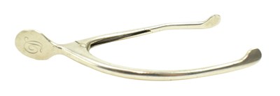 Lot 87 - A PAIR OF EDWARD VII HALLMARKED SILVER SUGAR TONGS BY ASPREY