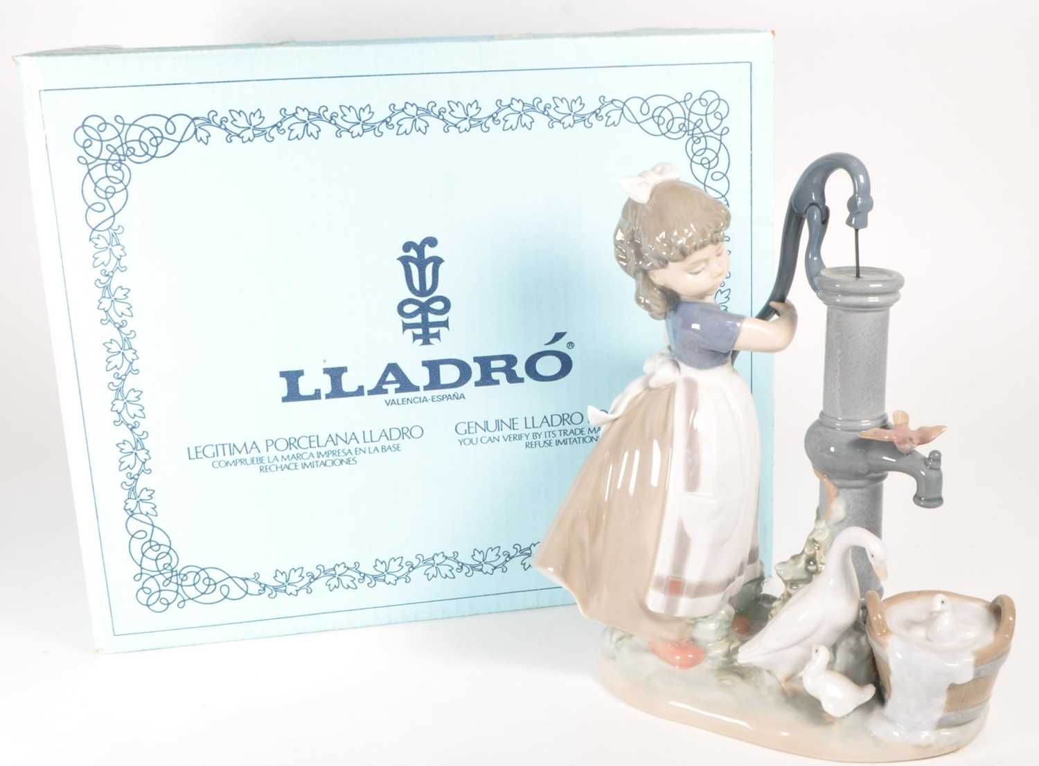 Lot 159 - LLADRO - LATE 20TH CENTURY PORCELAIN FIGURE 'SUMMER GIRL'