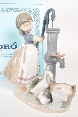 Lot 159 - LLADRO - LATE 20TH CENTURY PORCELAIN FIGURE 'SUMMER GIRL'