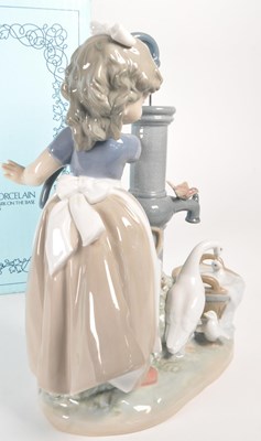 Lot 159 - LLADRO - LATE 20TH CENTURY PORCELAIN FIGURE 'SUMMER GIRL'