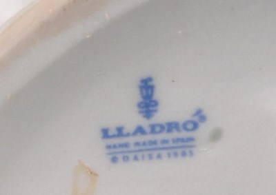 Lot 159 - LLADRO - LATE 20TH CENTURY PORCELAIN FIGURE 'SUMMER GIRL'