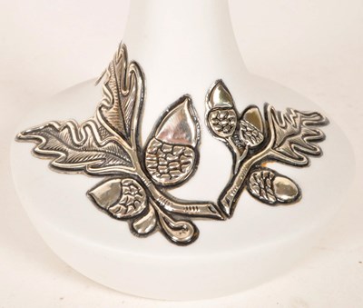 Lot 192 - LIMOGES FRENCH PORCELAIN - 20TH CENTURY STEM BUD VASE