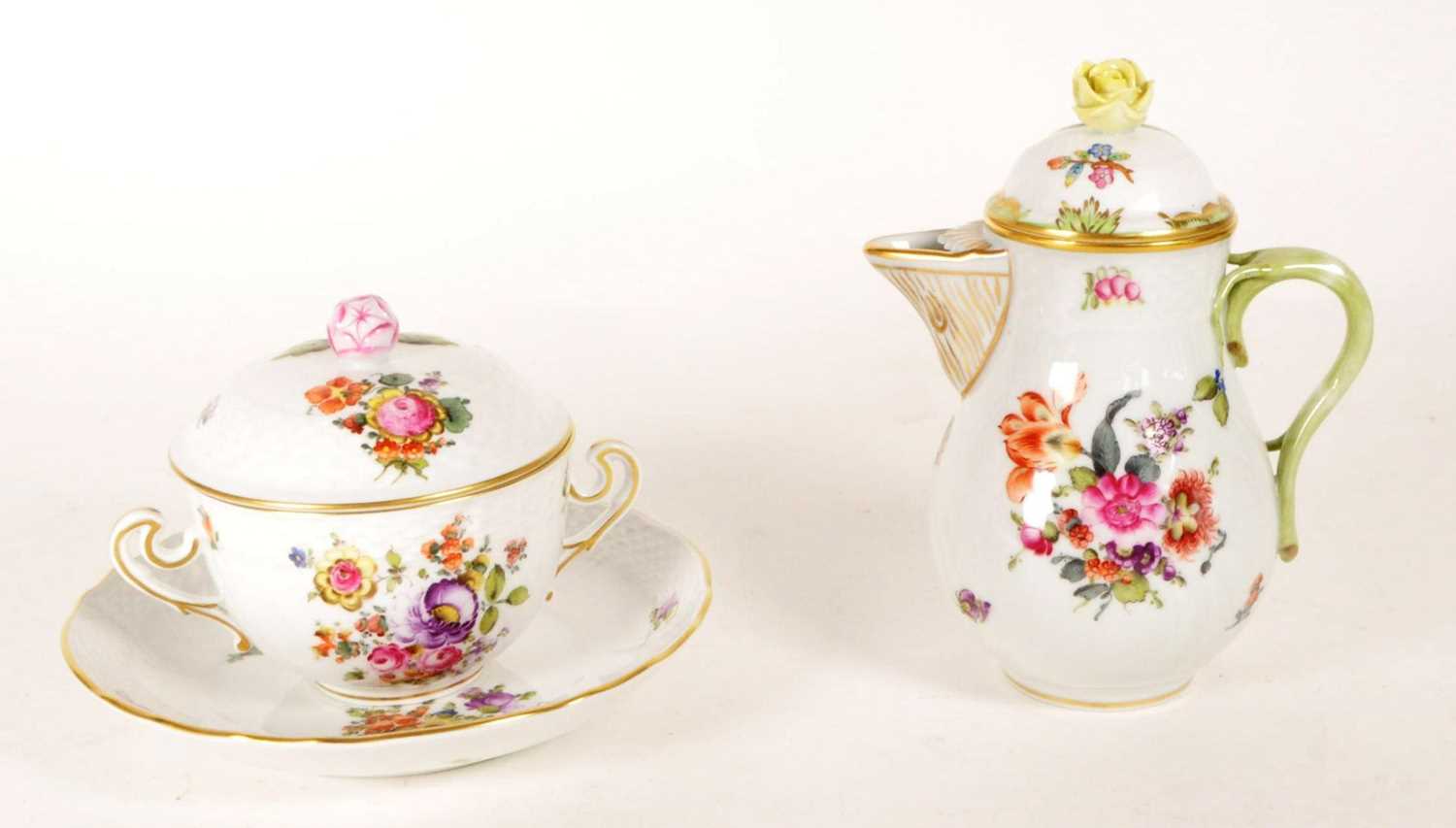 Lot 193 - HEREND, HUNGARY - VINTAGE 20TH CENTURY LIDDED JUG W/ SAUCERS
