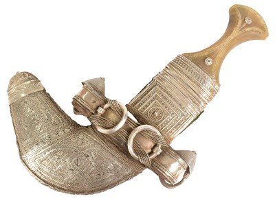 Lot 445 - EARLY 20TH CENTURY MIDDLE EASTERN JAMBIYA DAGGER