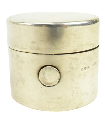 Lot 86 - AN EDWARD VII HALLMARKED SILVER TRAVELLING INKWELL