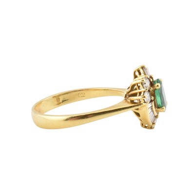 Lot 76 - 18CT GOLD EMERALD & DIAMOND CLUSTER RING