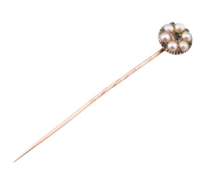 Lot 58 - A 19TH CENTURY EMERALD & PEARL CLUSTER STICK PIN