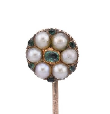 Lot 58 - A 19TH CENTURY EMERALD & PEARL CLUSTER STICK PIN