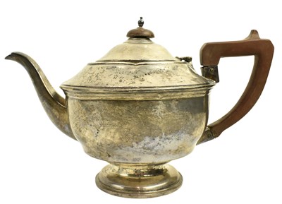 Lot 26 - GEORGE V 20TH CENTURY HALLMARKED SILVER TEAPOT
