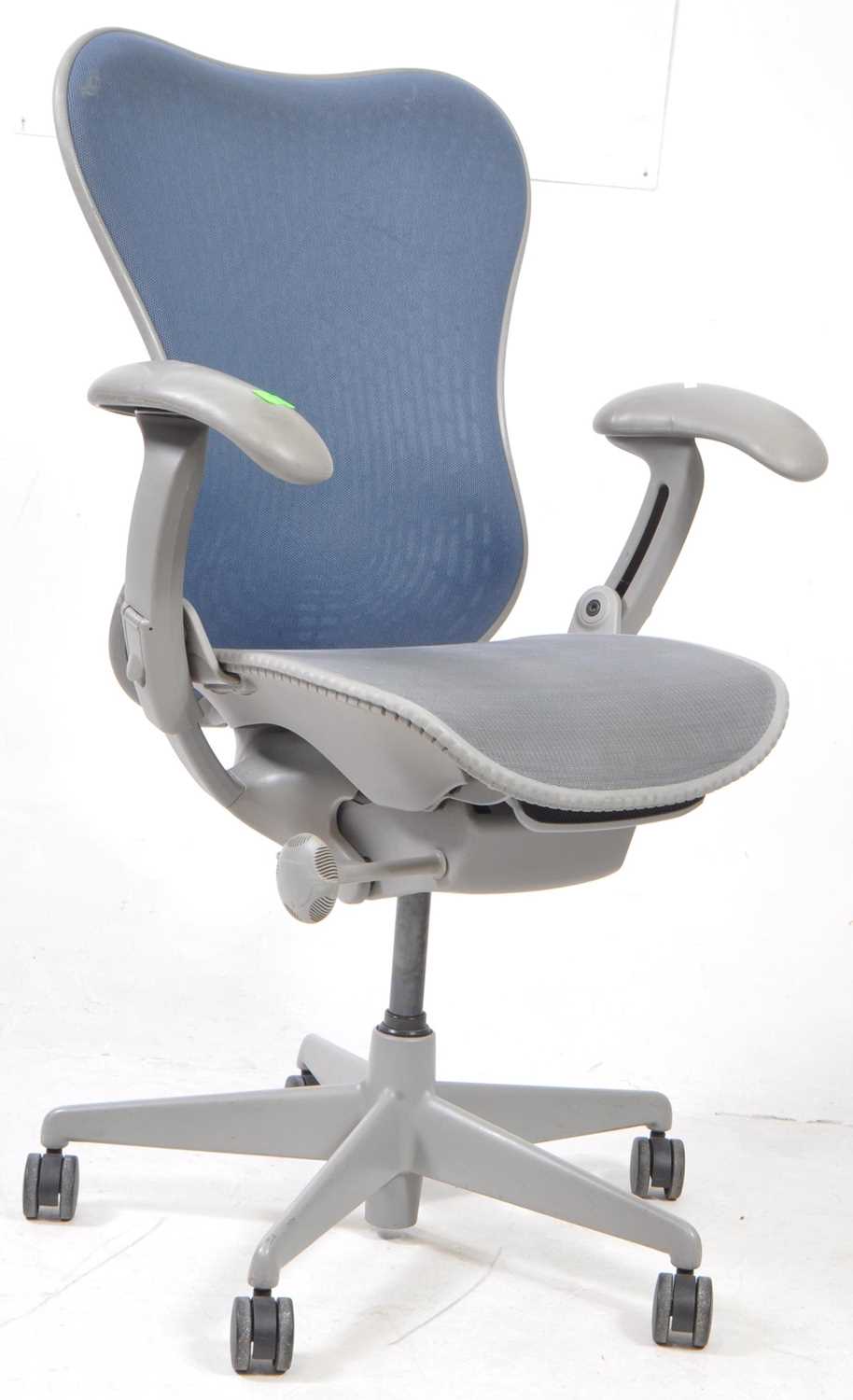 Lot 600 - HERMAN MILLER - CONTEMPORARY AERON OFFICE SWIVEL DESK CHAIR