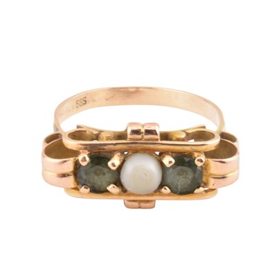 Lot 148 - A RETRO GREEN SPINEL & PEARL RIBBON BOW RING