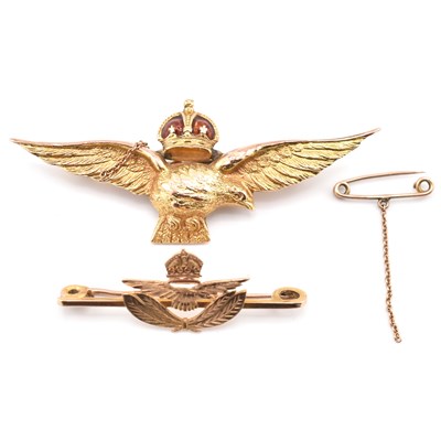 Lot 174 - 9CT GOLD RAF BROOCH & GOLD PLATED PATHFINDER BROOCH AF