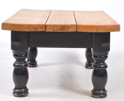 Lot 640 - VINTAGE 20TH CENTURY LOW OAK COFFEE TABLE