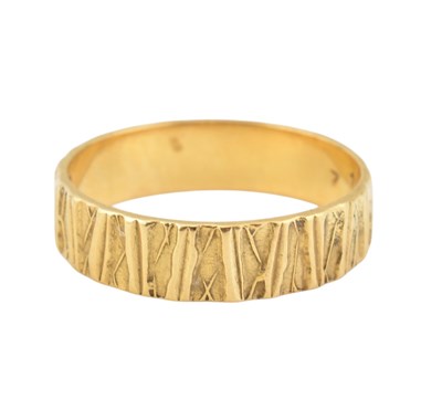 Lot 129 - 1970S HALLMARKED 18CT GOLD BAND RING
