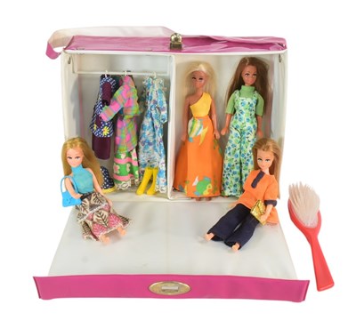 Lot 580 - PIPPA DOLLS - COLLECTION OF DOLLS, WARDROBE CARRY CASE & CLOTHING