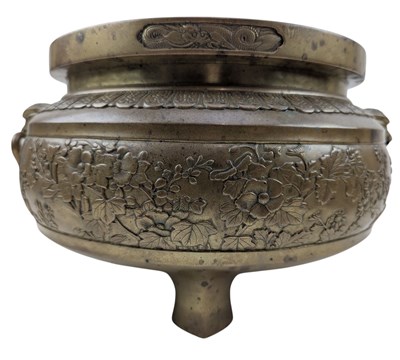 Lot 141 - 19TH CETNURY JAPANESE BRONZE TRIPOD CENSER 日本明治【誠貫堂造】黄铜香炉