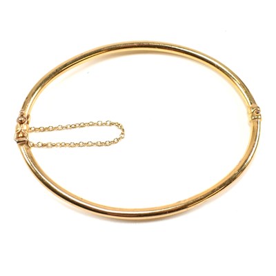 Lot 202 - ITALIAN HALLMARKED 9CT GOLD HINGED BANGLE