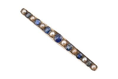 Lot 436 - EARLY 20TH CENTURY GOLD SAPPHIRE & PEARL BROOCH PIN