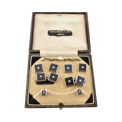 Lot 251 - CASED SET OF 9CT GOLD ONYX & PEARL CUFFLINKS & BUTTON STUDS