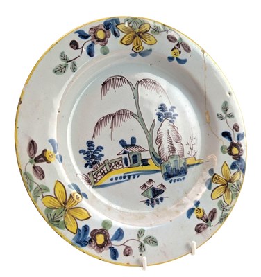 Lot 114 - LATE 18TH CENTURY HAND PAINTED LONDON DELFT WARE PLATE