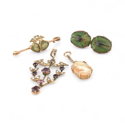 Lot 250 - 9CT GOLD GARNET PENDANT, CAMEO PENDANT, TWIN HEART BROOCH & SCARAB BROOCH