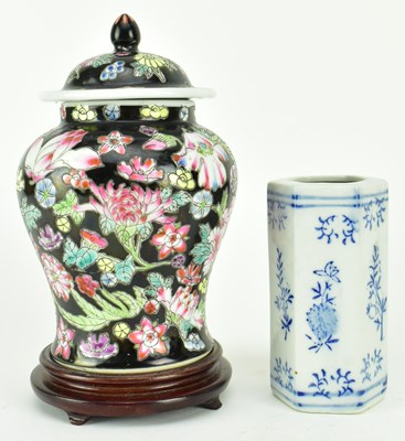 Lot 178 - 20TH CENTURY FAMILLE NOIR LIDDED JAR AND BLUE AND WHITE INCENSE POT 黑底百花罐和青花香筒