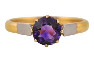 Lot 103 - GOLD & AMETHYST SOLITAIRE RING