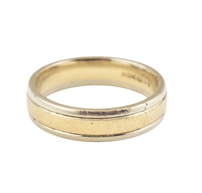 Lot 214 - HALLMARKED 9CT WHITE & YELLOW GOLD BAND RING
