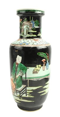 Lot 66 - QING FAMILLE NOIRE PORCELAIN ROULEAU VASE 清 墨地五彩人物板锤瓶