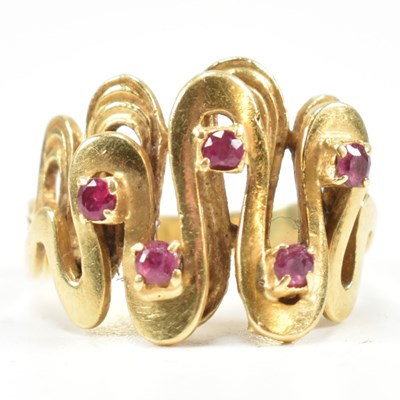 Lot 118 - 18CT GOLD & RUBY MEANDER RING