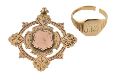 Lot 400 - A HALLMARKED 9CT GOLD SIGNET RING AF & MEDAL FOB PENDANT