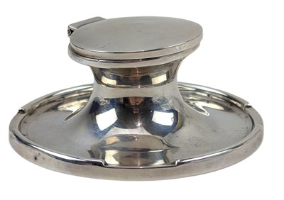 Lot 85 - 20TH CENTURY GEORGE V HALLMARKED SILVER CAPSTAN INKWELL