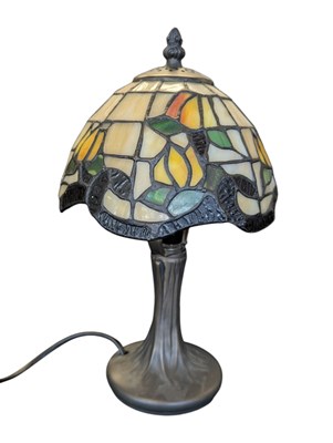 Lot 210 - 20TH CENTURY TIFFANY STYLE LEADED GLASS TABLE TOP LAMP